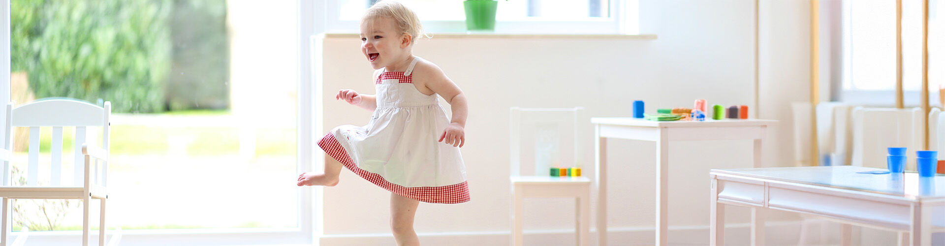 bawiące się dziecko w żłobku 