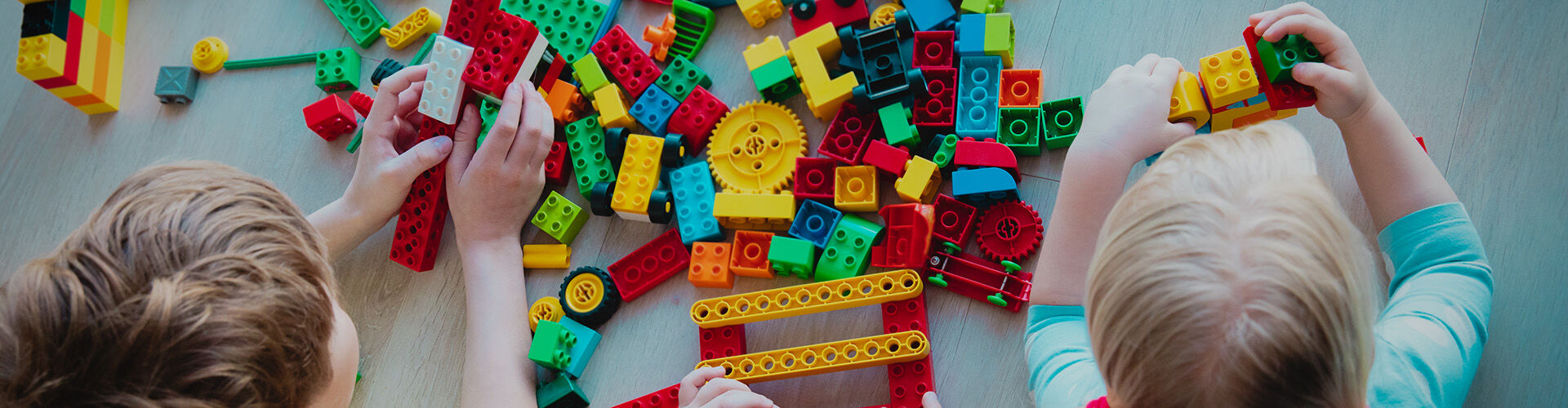 dzieci układające kolorowe klocki